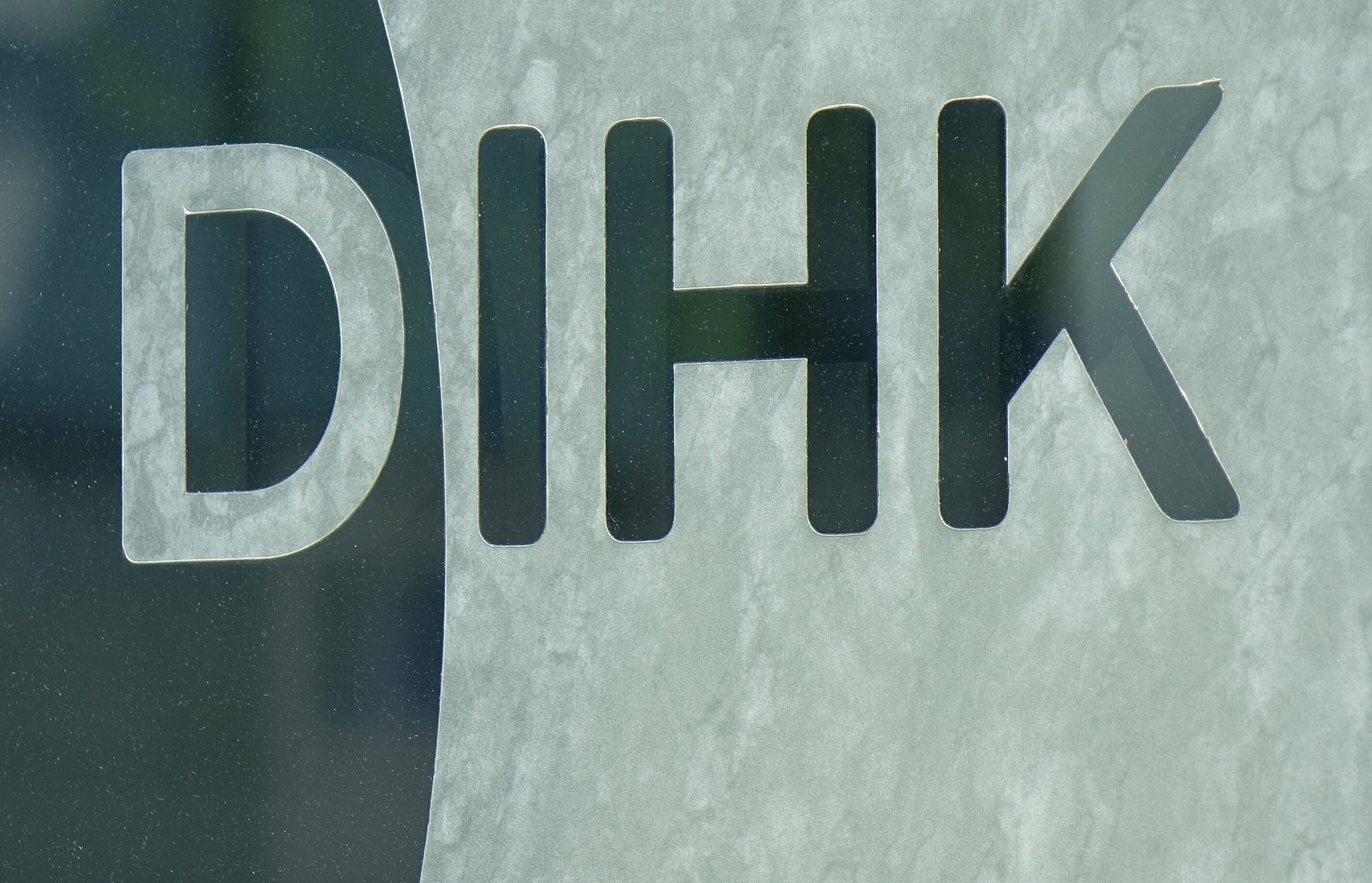 Logo des DIHK am Haus der Deutschen Wirtschaft Logo des DIHK am Haus der Deutschen Wirtschaft, 31.05.2021, Mitte, Breite Strasse, Berlin, Ein Logo des DIHK befindet sich am Haus der Deutschen Wirtschaft, wo sich der Sitz der drei Spitzenorganisationen von BDA, BDI und DIHK befindet. *** Logo of the DIHK at the House of German Economy Logo of the DIHK at the House of German Economy, 31 05 2021, Mitte, Breite Strasse, Berlin, A logo of the DIHK is located at the House of German Economy, where the headquarters of the three top organizations of BDA, BDI and DIHK are located